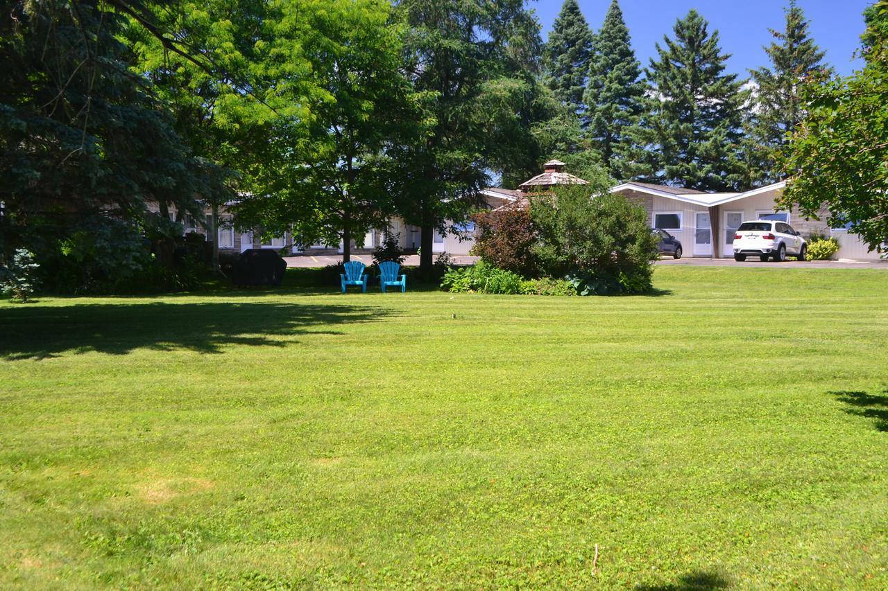 Stratford Suburban Motel Exterior photo